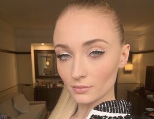 Sophie Turner delineador branco